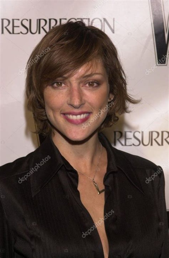 Discover The Enchanting Curves Of Lola Glaudini