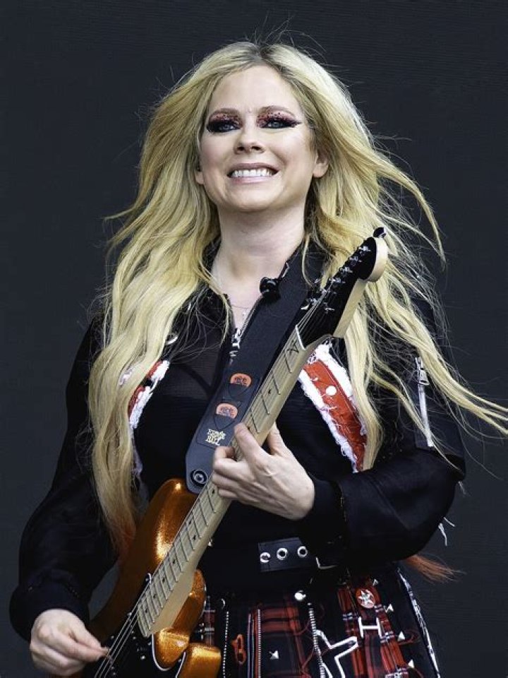 Explore The Remarkable Wealth Of Avril Lavigne: Uncovering Her Net Worth